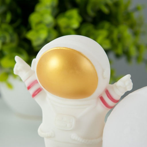 Фигурка светящаяся RISALUX «Крутой космонавт», LED-ночник, 2 Вт, RGB, от батареек 3×LR44, бело-золотой, 11×6×11 см