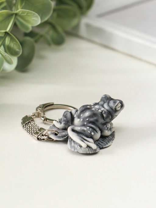 Брелок "Лягушка на листе маленькая" 2 см