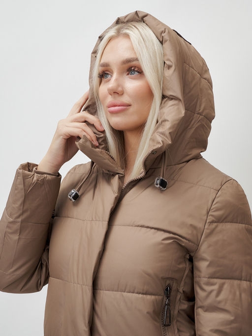 Пальто утепленное стеганное зимнее с капюшоном женское коричневого цвета 9606K