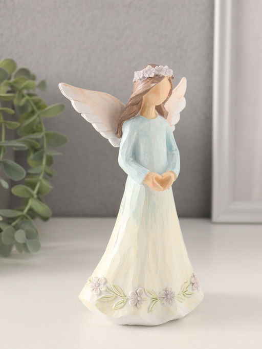 Фигурка полистоун Девушка-ангел в нежно-голубом платье, руки-сердце, 9.5?6.5?16 см