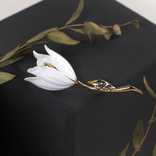 Брошь «Цветок» лилия, белая в золоте