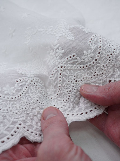 Шитье "Цветочки с ажурной каймой" цв.молочно-белый, ш.1.33м, хлопок-100%, батист, 80гр/м.кв