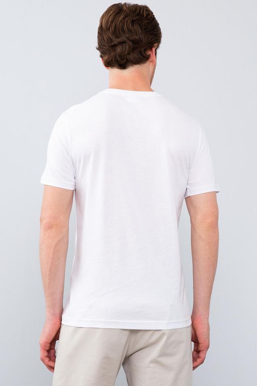 Белая тонкая футболка с круглым вырезом