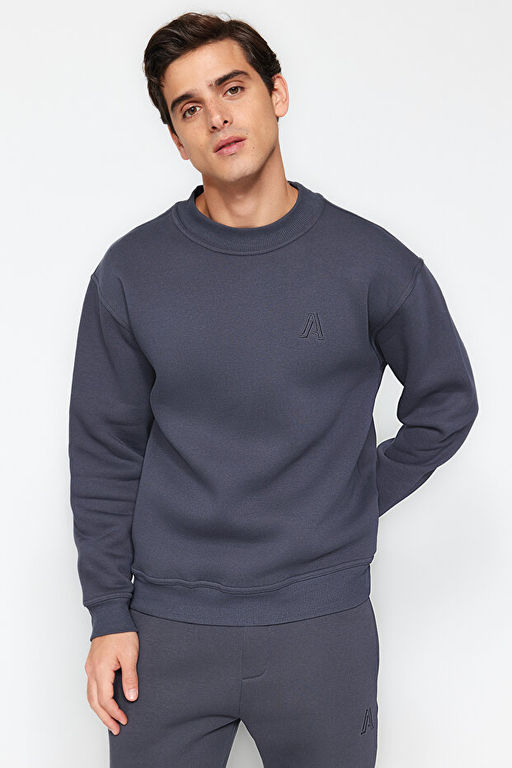Antrasit Oversize/Geni_ Kesim Yar_m Bal_k__ Yaka Harf Nak__l_ Sweatshirt __i Polarl_ TMNAW24SW00046 - Trendyolmilla фото 2