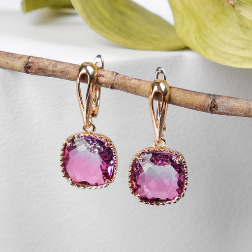 Серьги со стразами Иллюзион плавный квадрат, малиново-фиолетовые в золоте