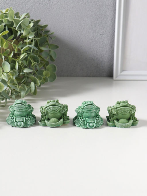 Сувенир полистоун "Денежная жаба на монетах со слитком" набор 4 шт зелёный 5х4,3х4 см