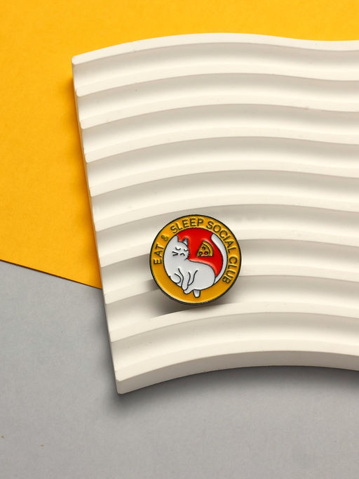 Значок Котик клуб интересов, цветной в сером металле