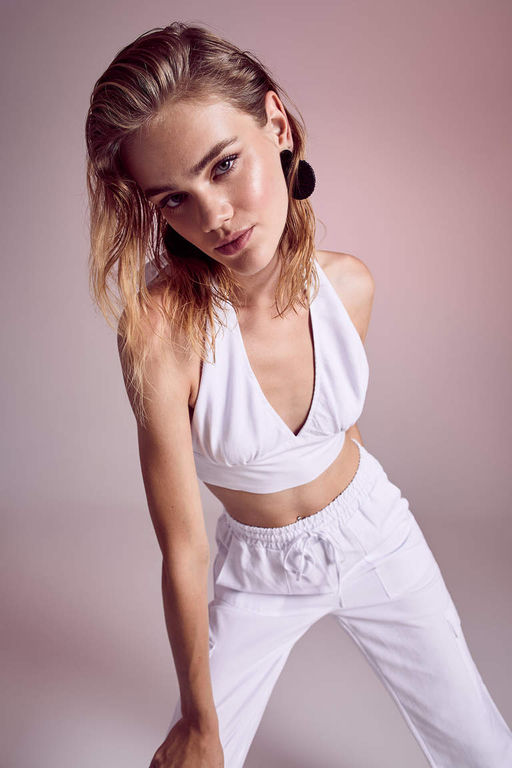 Укороченная блузка из льняной смеси приталенного воротника с бретелькой на шее - Defacto фото 2