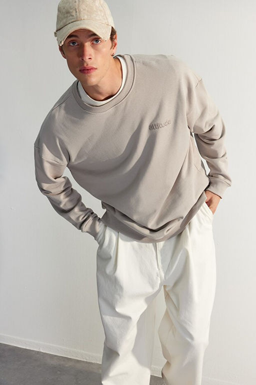 Gri Bisiklet Yaka Oversize/Geni_ Kesim Yaz_ Nak__l_ Diagonal Sweatshirt TMNAW24SW00039 - Trendyolmilla фото 2