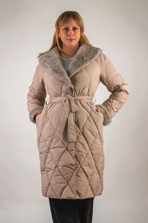Стеганое пальто с меховой отделкой арт. 23153
