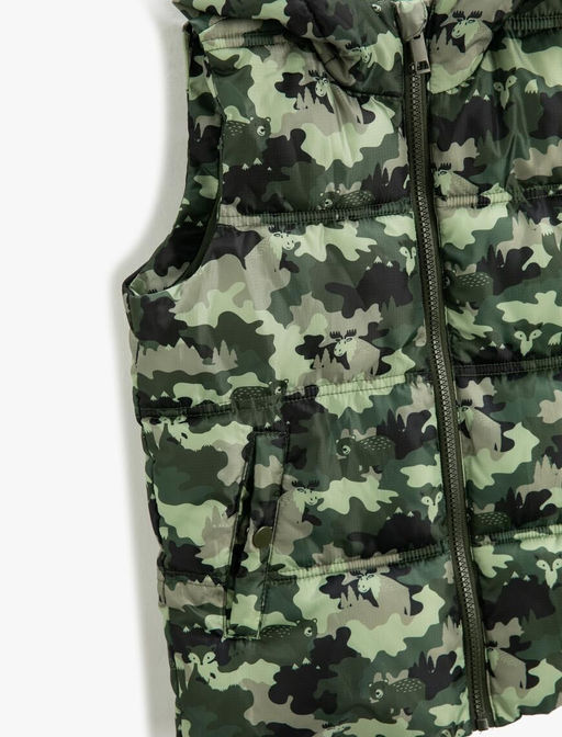 Пуховик для мальчика с камуфляжным рисунком и капюшоном