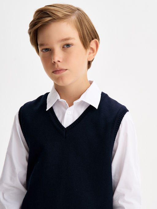 Темно-синий вязаный жилет для мальчика