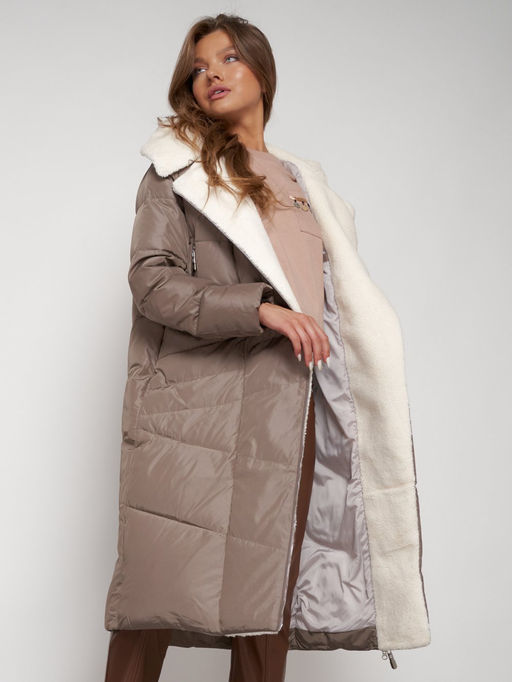 Пальто утепленное с капюшоном зимнее женское коричневого цвета 132255K - Visdeer фото 15