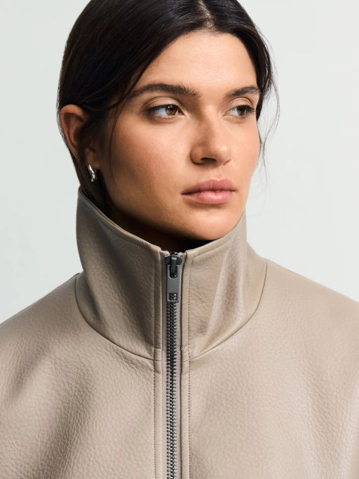 Куртка-бомбер из искусственной кожи с ремнем / Zarina  фото 7