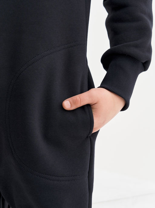 Черный комбинезон с наколенниками для мальчика