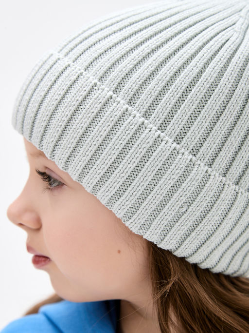 Светло-серая вязаная шапка