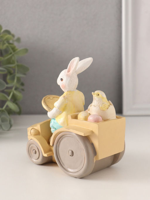 Фигурка полистоун Заяц-тракторист с цыплёнком и яичками в кузове, 13?7.5?12 см