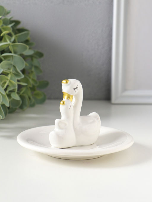 Фигурка - подставка для колец «Лебедь с малышом», керамика, белая, 10×10×7 см