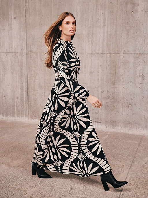 Dik Yaka Desenli Elbise