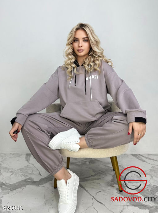 Спортивный женский костюм