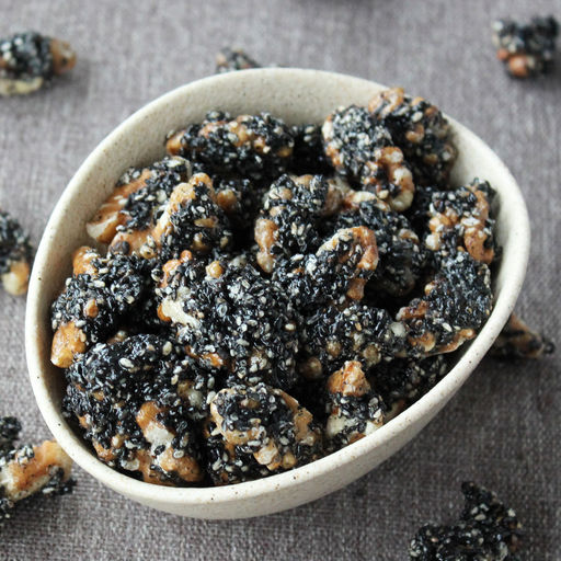 Грецкий орех в черном кунжуте