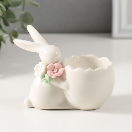 Фигурка-подставка для яйца «Кролик пасхальный с цветочками, яйцом«, керамика, 9.5×5.6×6.9 см