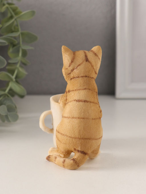 Фигурка полистоун «Рыжий котёнок с чашкой кофе», 8.5×5.5×10 см