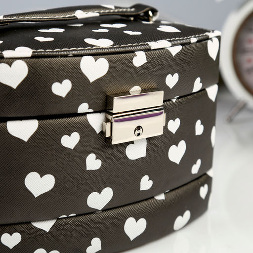 Шкатулка для украшений Сердечки на чёрном, кожзам, с замком и ключом, 11?16?13 см