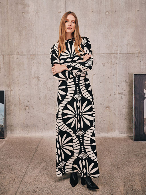 Dik Yaka Desenli Elbise