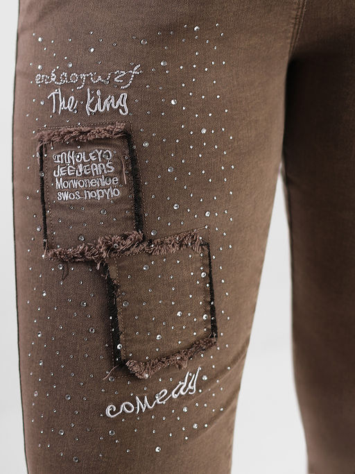 Джинсы коричневые на резинке со стразами - Almond фото 2