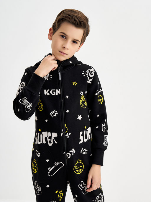 Черный комбинезон для мальчика с принтом