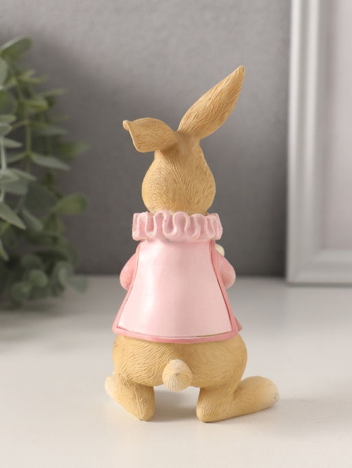 Фигурка полистоун «Заяц с кексом с макарунами, в розовом», 8×7×13.5 см