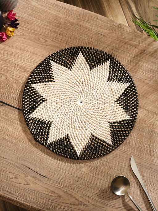 Салфетка сервировочная плетёная круглая, 30×30×0.5 см, ротанг, чёрно-белая