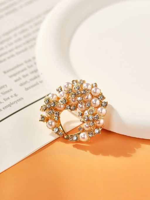 Зажим для платка Жемчужное соцветие, белый в золоте