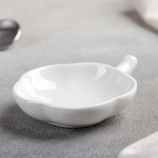 Соусник керамический с ручкой Доляна «Цветочек», 40 мл, 10.5×7 см, цвет белый