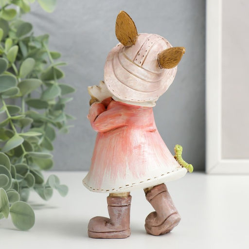 Фигурка полистоун Зайка в шляпке и дождевике с цветком и гусеницей, 14.5?6.5?8 см