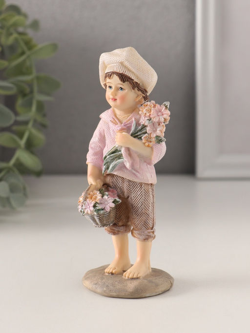 Фигурка полистоун «Мальчишка с корзиной цветов и букетом», коричнево-сиреневый, 5.5×4×12 см