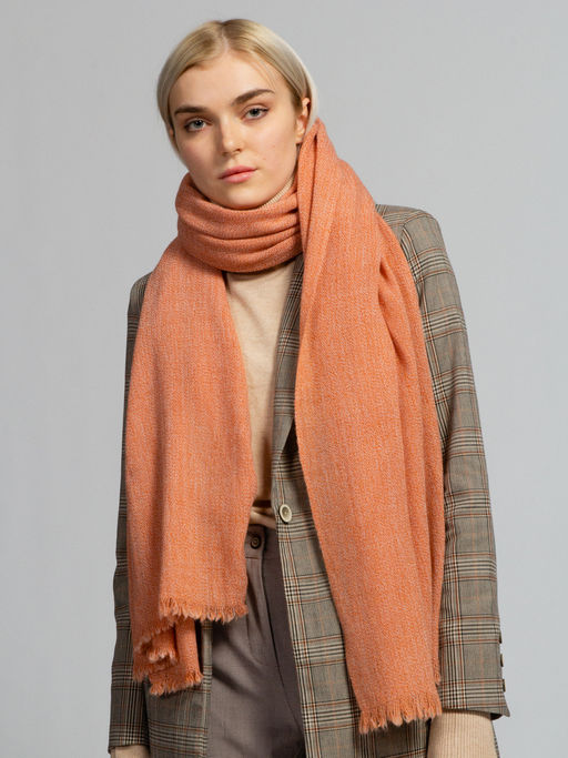 в составе шерсть Тонкий, мягкий, приятный на ощупь палантин, выполненный из меланжевого полотна.