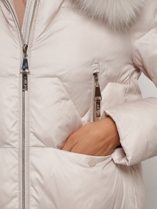 Пальто утепленное с капюшоном зимнее женское бежевого цвета 13305B - Visdeer фото 8