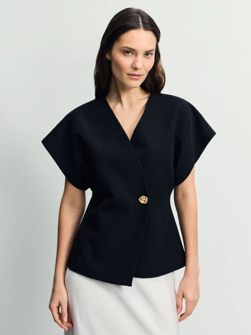 Приталенный жилет с декоративной пуговицей / Zarina