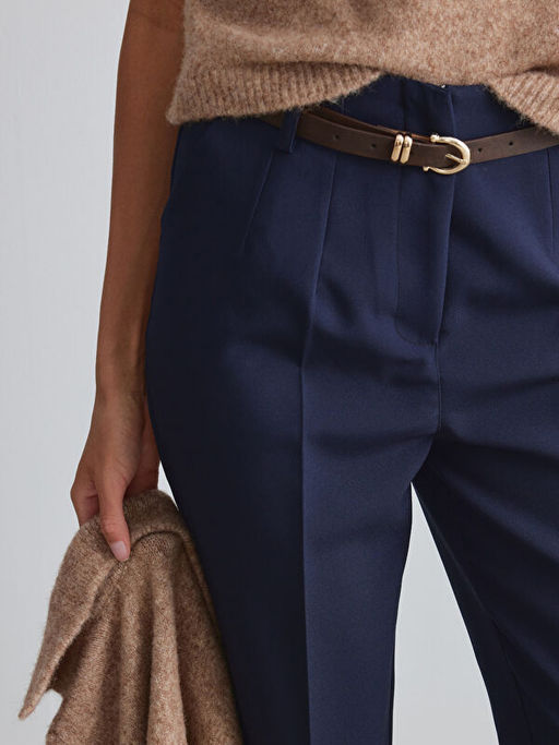 Beli Kemerli Havu? Kesim Kad?n Pileli Pantolon