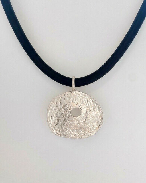 Кулон на шнурке