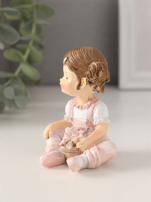 Фигурка полистоун «Малышка с хвостиками, с цветами в горшочке», розовый, 6×5.5×7.5 см