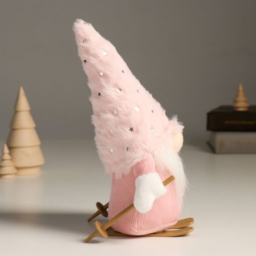 Кукла интерьерная текстильная Гном в розовом с лыжными палками на лыжах, 24 см