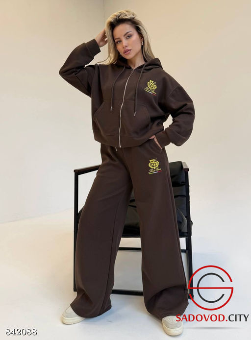 Спортивный женский костюм