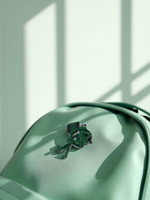 Цена за 6 шт. Значок «Лягушонок» с магнитофоном, цвет зелёный