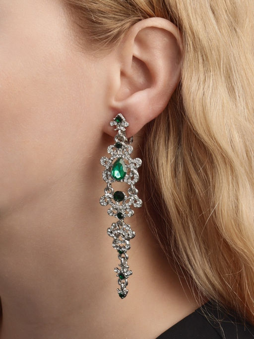 Клипсы для ушей висячие со стразами QF Ажур, капли с завитками, цвет бело-изумрудный в серебре