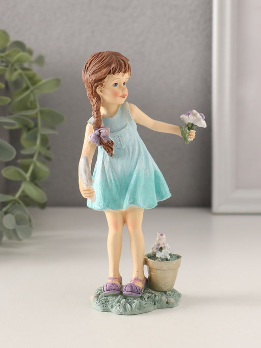 Фигурка полистоун «Девочка в бирюзовом платье, садит цветочки», 8×5.5×14.5 см