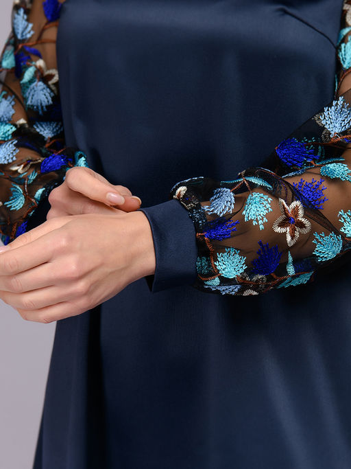 Платье синее свободного силуэта с вышивкой на рукавах - 1001dress фото 6