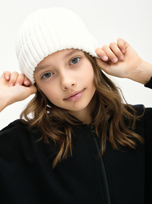 Молочная вязаная шапка